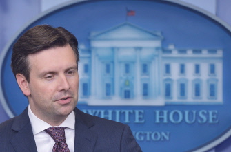 Josh Earnest, secretario de prensa de la Casa Blanca, contesta a preguntas sobre el cibertaque durante la rueda de prensa de hoy