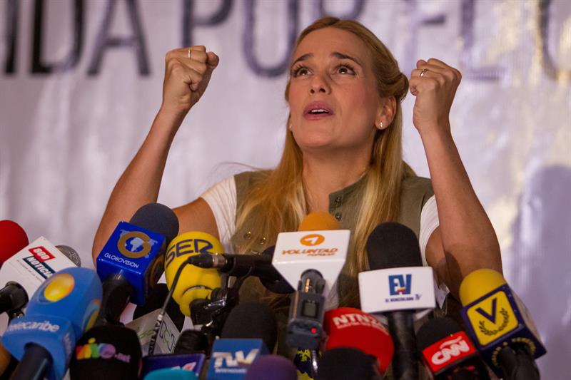 Lilian Tintori, esposa de Leopoldo López, dirigente político opositor preso, en una rueda de prensa hoy en Caracas 