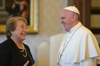 El papa Francisco y la presidenta de Chile, Michelle Bachelet, ríen durante la audiencia privada en el Vaticano
