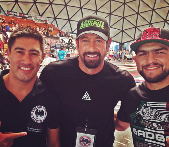 El actor posó con los ganadores y con quien se acercó al actor en el evento. 