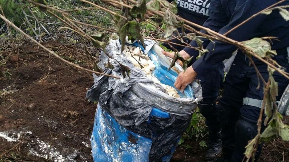 Los cinco tambos fueron llevados a la base de Seguridad Pública de Michoacán. 