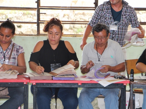 Agentes de la PEP vigilaron algunas casillas señaladas como conflictivas para la espera de escrutinio y conteo de votos y evitar cualquier contratiemp