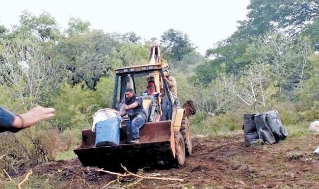 Con apoyo de una retroexcavadora se realizó la remoción de tierra en el predio abandonado donde estaba enterrado el enervante.