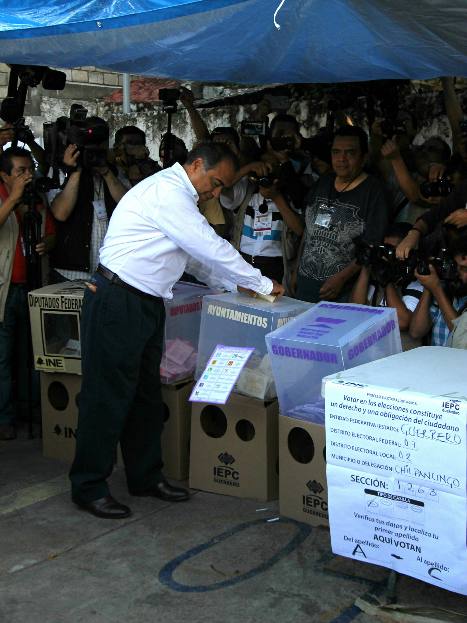El candidato a la gubernatura por el PRI-PVEM, Héctor Astudillo Flores, emitió su voto.