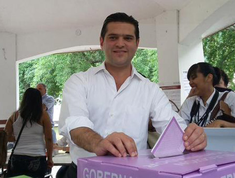 El candidato del PRI a la alcaldía de Guadalupe, Francisco Cienfuegos, acudió poco después de las 9:00 a emitir su voto acompañado de su esposa.