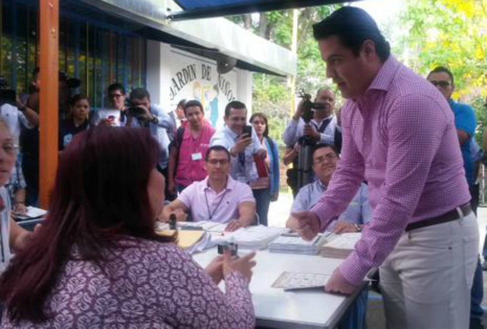 El gobernador emitió su voto esta mañana en la casilla ubicada en el jardín de niños Independencia.