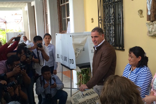 El gobernador Gabino Cué dijo que a pesar de los incidentes, la jornada electoral se desarrolla en paz.