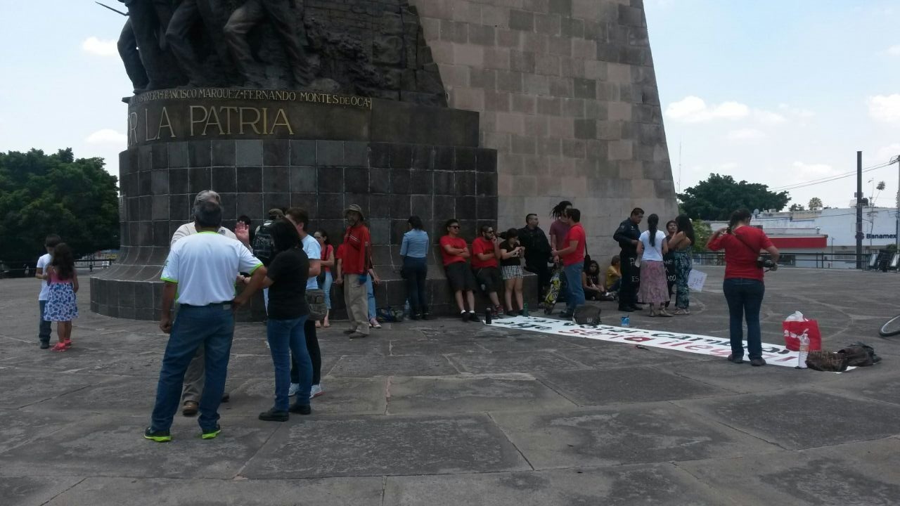 Los manifestantes dijeron pertenecer a varias organizaciones entre ellas el Partido Comunista de México