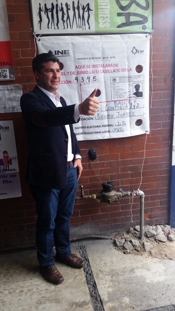 Mauricio Tabe acudió a  emitir su voto a una casilla en Coyoacán.