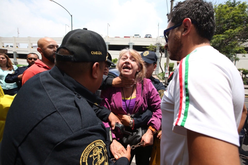 La policía capitalina trasladó a una mujer a las instalaciones de la Procuraduría General de Justicia del Distrito Federal,  por presunta compra de vo