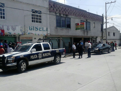 Por lo menos tres personas resultaron lesionadas. 