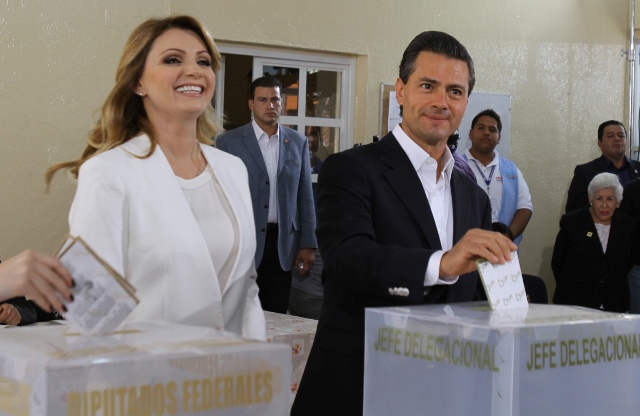 El presidente Enrique Peña Nieto y su esposa, Angélica Rivera durante los comicios del siete de junio