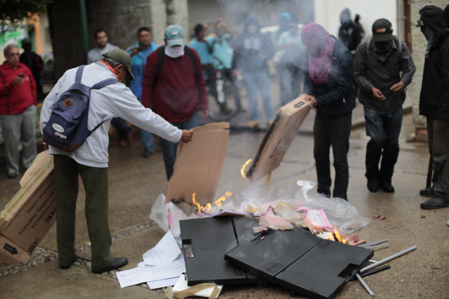 Cuando se procedía a instalar las mamparas  en las casillas de Tixtla, personas con el rostro cubierto robaron el material electoral.