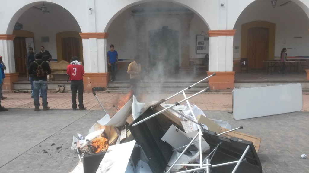 Quema de urnas en Miahutlán, Oaxaca. 