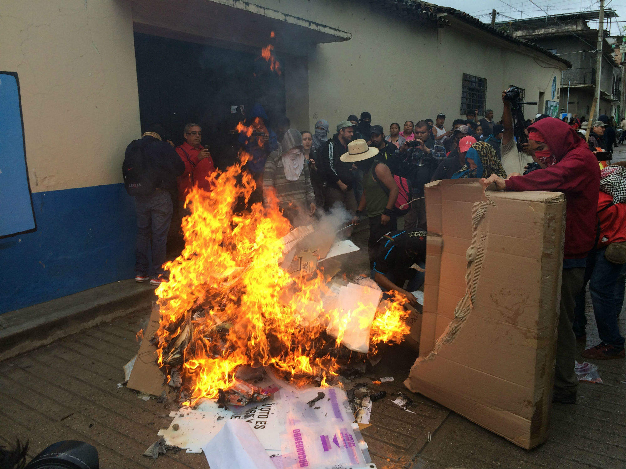Queman paquetería electoral en Tixtla, Guerrero.