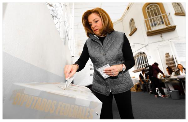 La titular de la Procuraduría General de la República (PGR), Arely Gómez González, acudió este domingo a emitir su voto en la casilla que se instaló e
