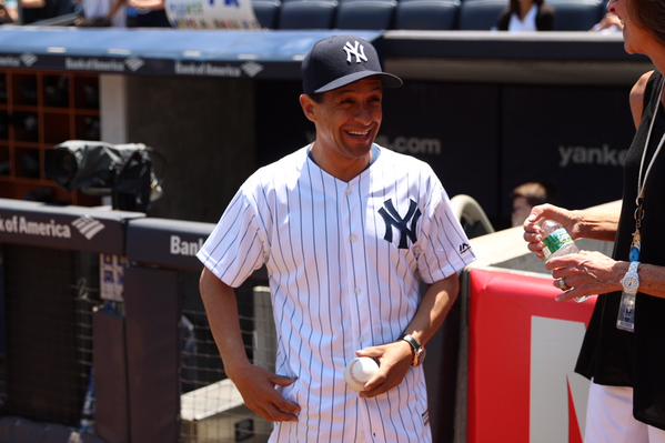 Víctor Espinoza fue homenajeado en el estadio de los Yankes