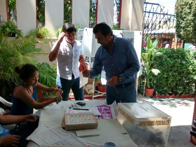 Vota el diputado federal del PAN, Germán Pacheco.