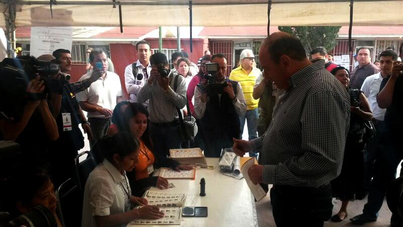 Voto del gobernador en la Escuela Primaria Félix Campos Corona.