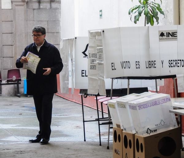 El zacatecano acudió a una casilla ubicada en la colonia Juárez a emitir su voto. 