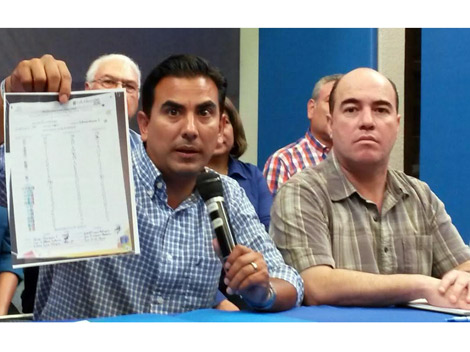Alfonso Robledo, candidato a la alcaldía de Guadalupe, y el dirigente estatal del PAN, Alfredo Pérez Bernal.