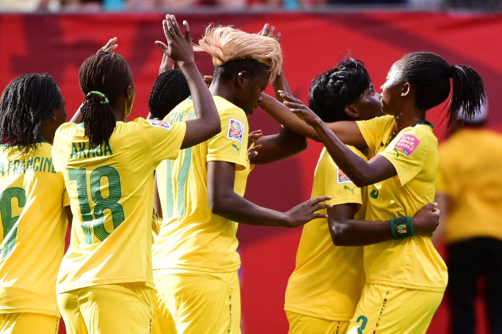 Camerún celebra un gol ante Ecuador