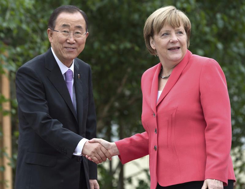 La canciller alemana, Angela Merkel (d), saluda al secretario general de Naciones Unidas, Ban Ki-moon, hoy en la cumbre del G7 en Elmau