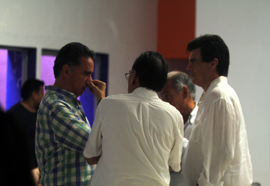 El diputado federal del PAN, Guillermo Anaya y el ex alcalde de Torreón José Ángel Pérez acompañaron a Jorge Zermeño al final del proceso electoral.