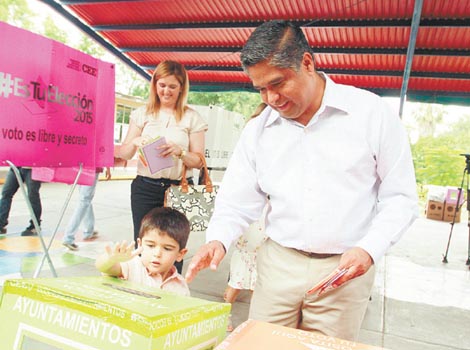 El panista emitió su voto en la colonia Anáhuac.