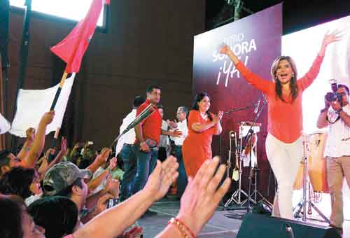 La abanderada del tricolor proclamó su triunfo ante sus simpatizantes.