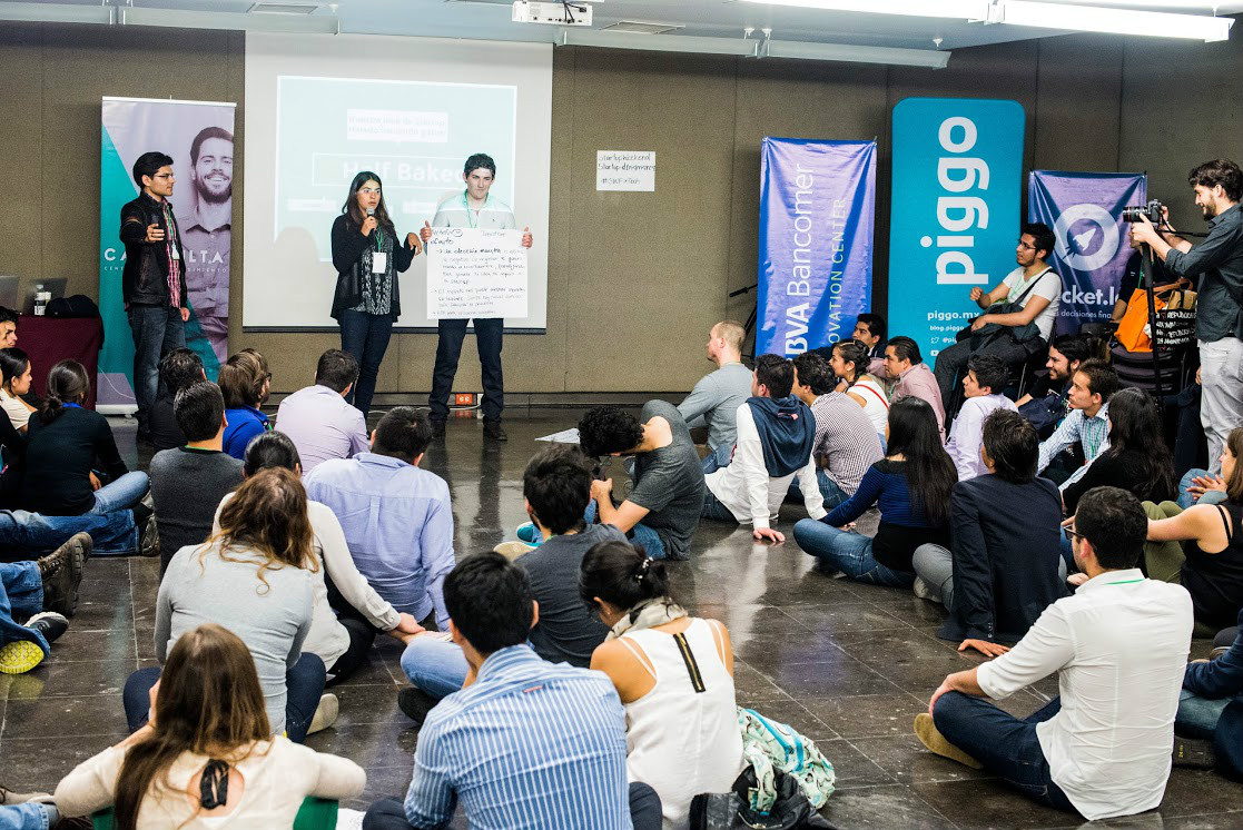 Los emprendedores exponen sus ideas.