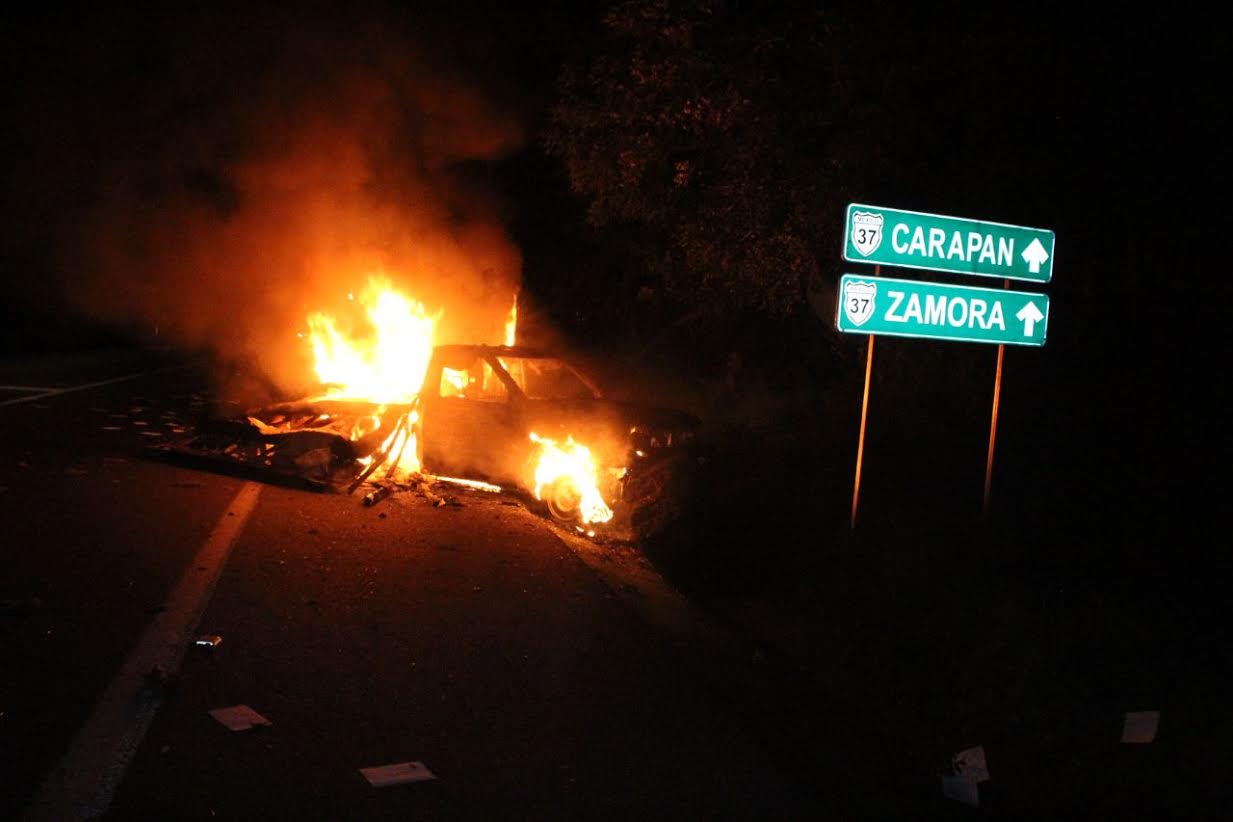 Los normalistas quemaron las camionetas sobre la carretera. 