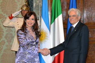 El presidente de Italia, Sergio Mattarella, con la presidenta argentina, Cristina Kirchner, antes de su entrevista de hoy en Roma