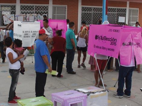 Desde temprana hora se formaron largas filas en las casillas.