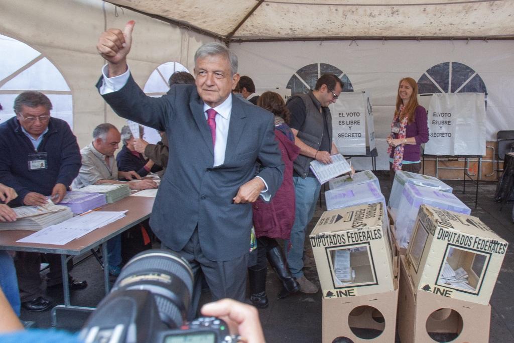 Andrés Manuel López Obrador, líder de Morena, emite su voto. 