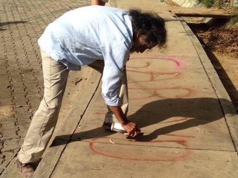 El artista plástico Francisco Toledo realizó pintas en protesta porque en el lugar donde se pretende realizar el estacionamento no es el correcto, por