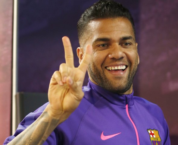 Dani Alves, lateral del Barcelona renovó su contrato