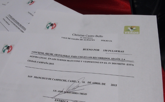 Encuentran documentos a nombre de la coalición PRI-PVEM, además de sombrillas y playeras.