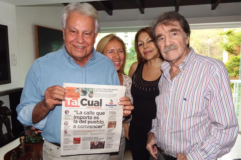 Felipe Gonzalez (i) con el editor venezolano Teodoro Petkoff (d) y familiares, a quien entregó ayer el Premio Ortega y Gasset de Periodismo