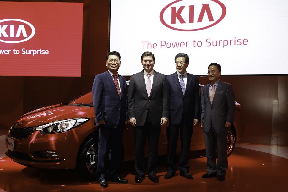 El gobernador de Nuevo León acompañó a los directivos de Kia Motors. 