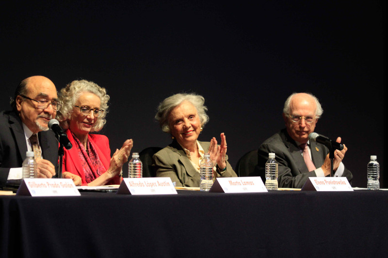 Guillermo Prado Galan, Alfredo López Austin, Martha Lamas, Elena Poniatowska y Jaime Labastida, durante el homenaje a Eduardo Galeano, realizado en la