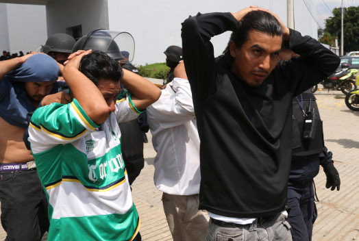 Los maestros fueron detenidos el domingo por diversos actos vandálicos.
