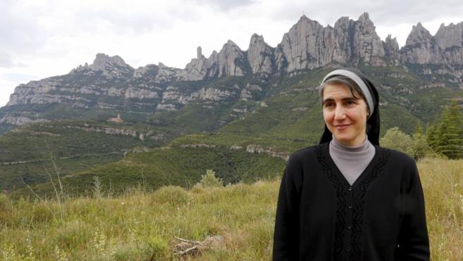 La monja benedictina Teresa Forcades, ante las montañas de Montserrat, en Cataluña, donde se encuentra un famoso monasterio