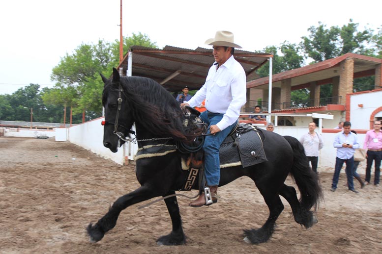 Se apoyaría a los municipios de Nuevo León para reforzar las corporaciones policiacas, expresó. 