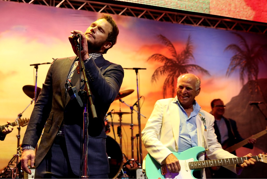 Chris Pratt y Jimmy Buffett ofrecieron un show en la fiesta que tuvo lugar después de la premier de la cinta en Los Ángeles. 