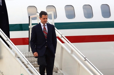 Después de un vuelo de 12 horas, EPN llegó a la capital de Bélgica. 