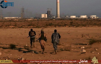 En esta imagen de un sitio yihadista puede verse a milicianos del EI dirigiéndose hacia una planta energética en Sirte