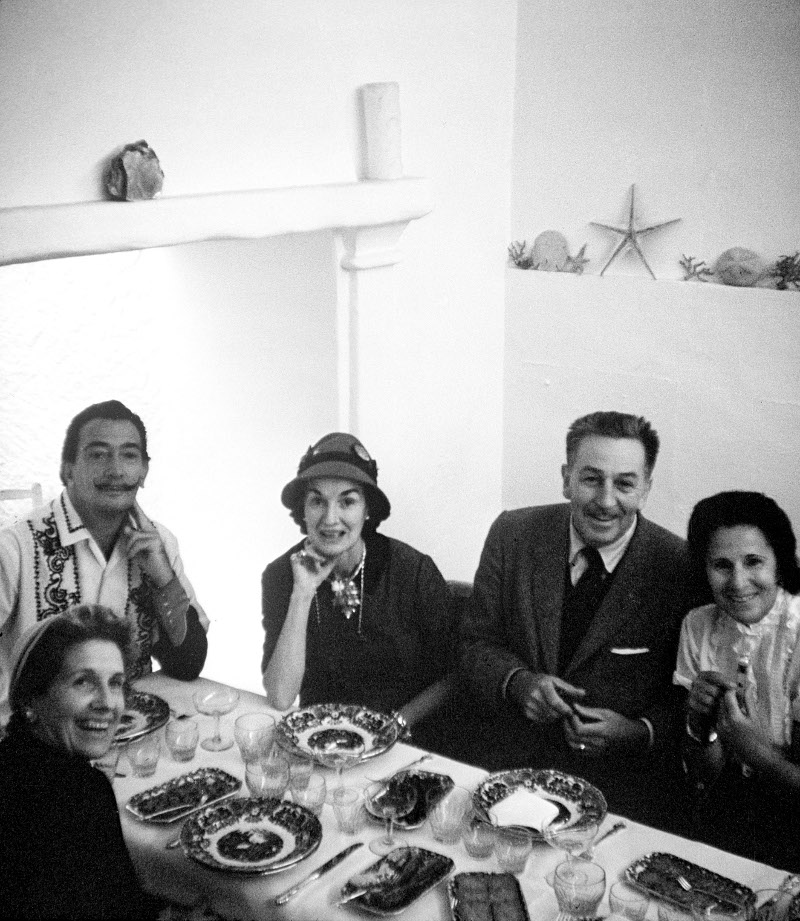 Lillian Disney, Salvador Dalí, Mary Sprackling, Walt Disney y Gala Dalí, sentados a la mesa en la casa de Dalí en Portlligat, España.
