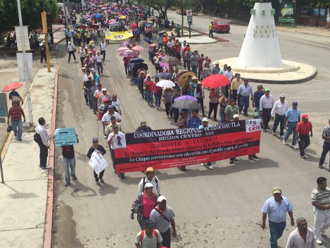 La marcha concluyó en el Parque Central de esta ciudad, frente a Palacio de Gobierno, donde efectuaron un mitin.