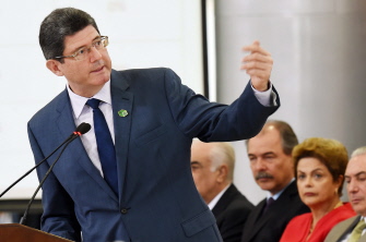 El ministro de Finanzas brasileño, Joaquim Levy (i) presenta el plan de infraestructuras ante la presidenta Dilma Rousseff (2d), en Brasilia